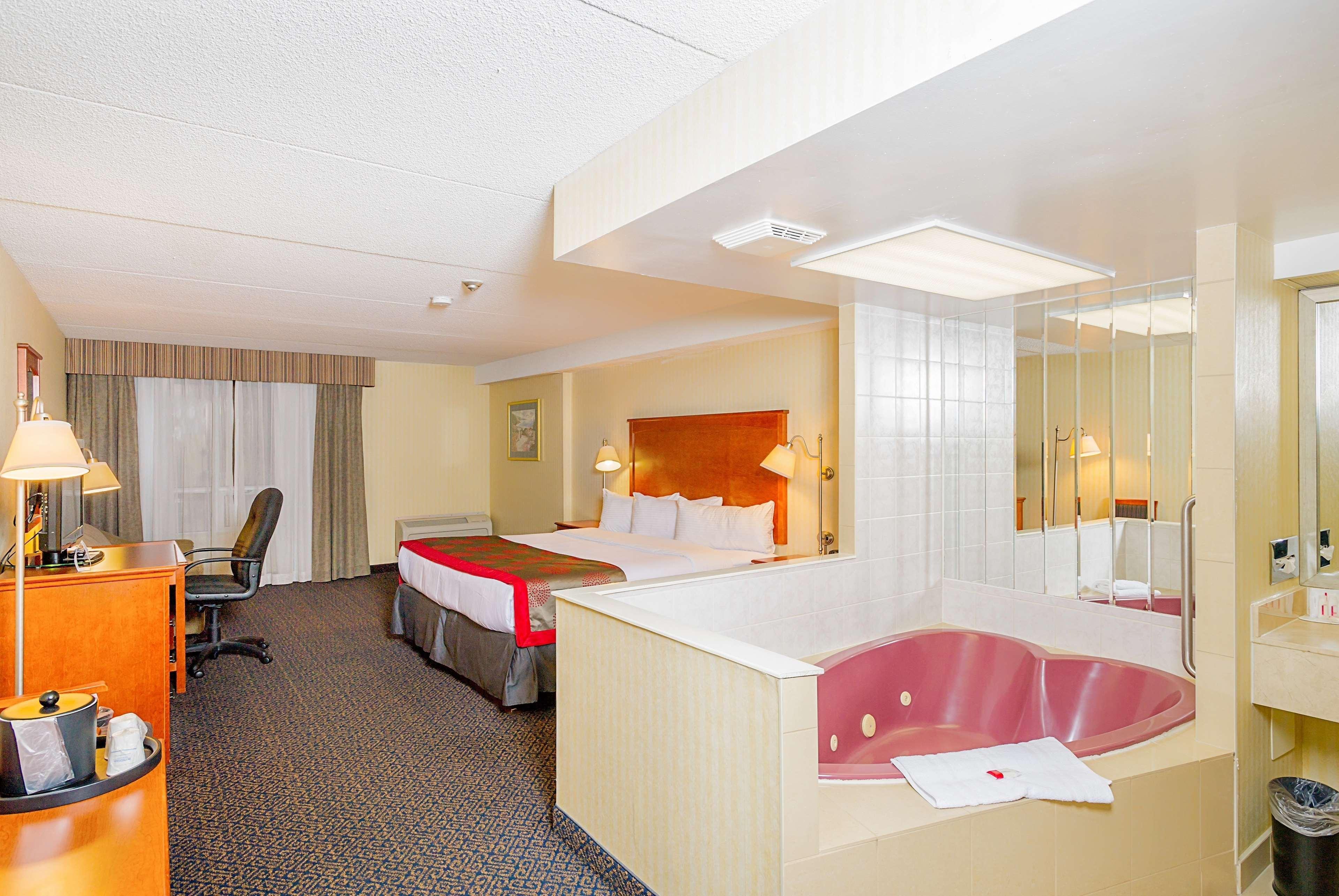 Ramada By Wyndham Niagara Falls By The River Hotel Buitenkant foto