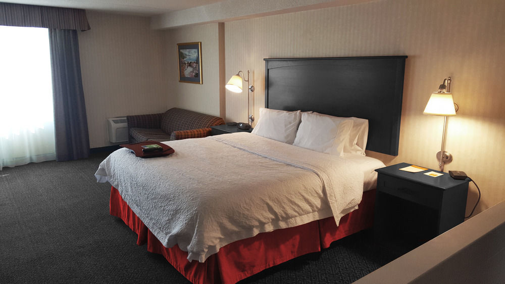 Ramada By Wyndham Niagara Falls By The River Hotel Buitenkant foto