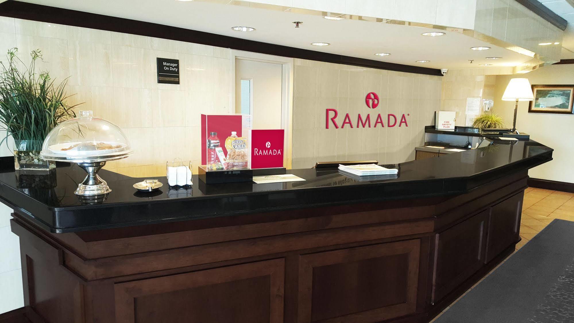 Ramada By Wyndham Niagara Falls By The River Hotel Buitenkant foto